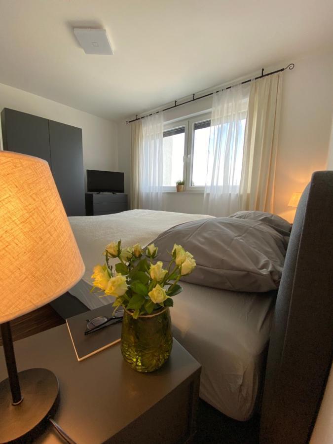 Modernes Apartment Am Hafen Mit Seeblick غروسريشن المظهر الخارجي الصورة